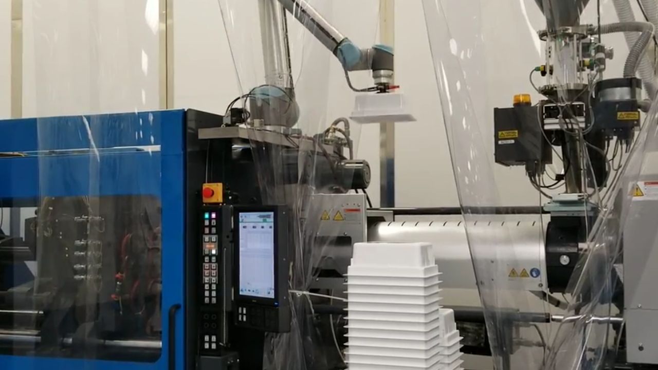 Clean Room Injection Moulding (3)
